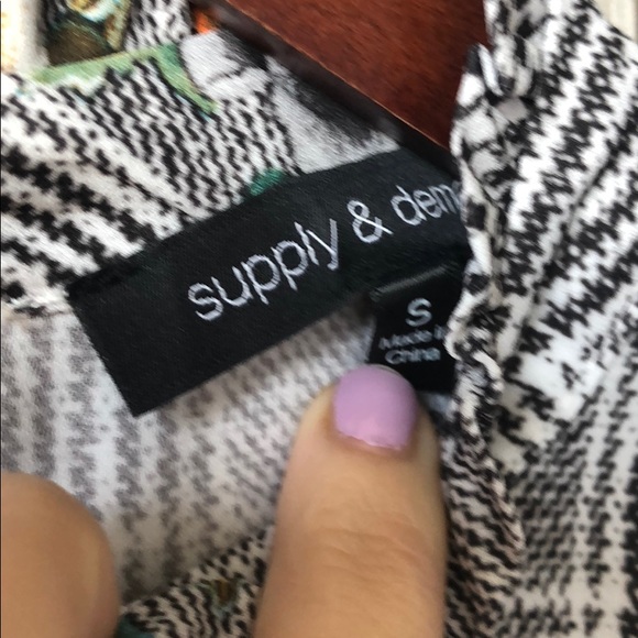 NWOT Supply and Demand Keyhole Blouse Size S - Picture 4 of 7